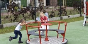 Na zdjęciu dwójka dzieci na placu zabaw